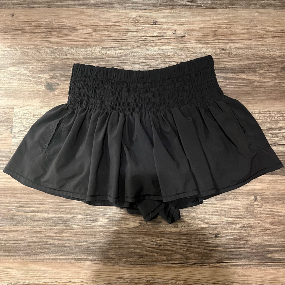 Black Lululemon flowy skort!